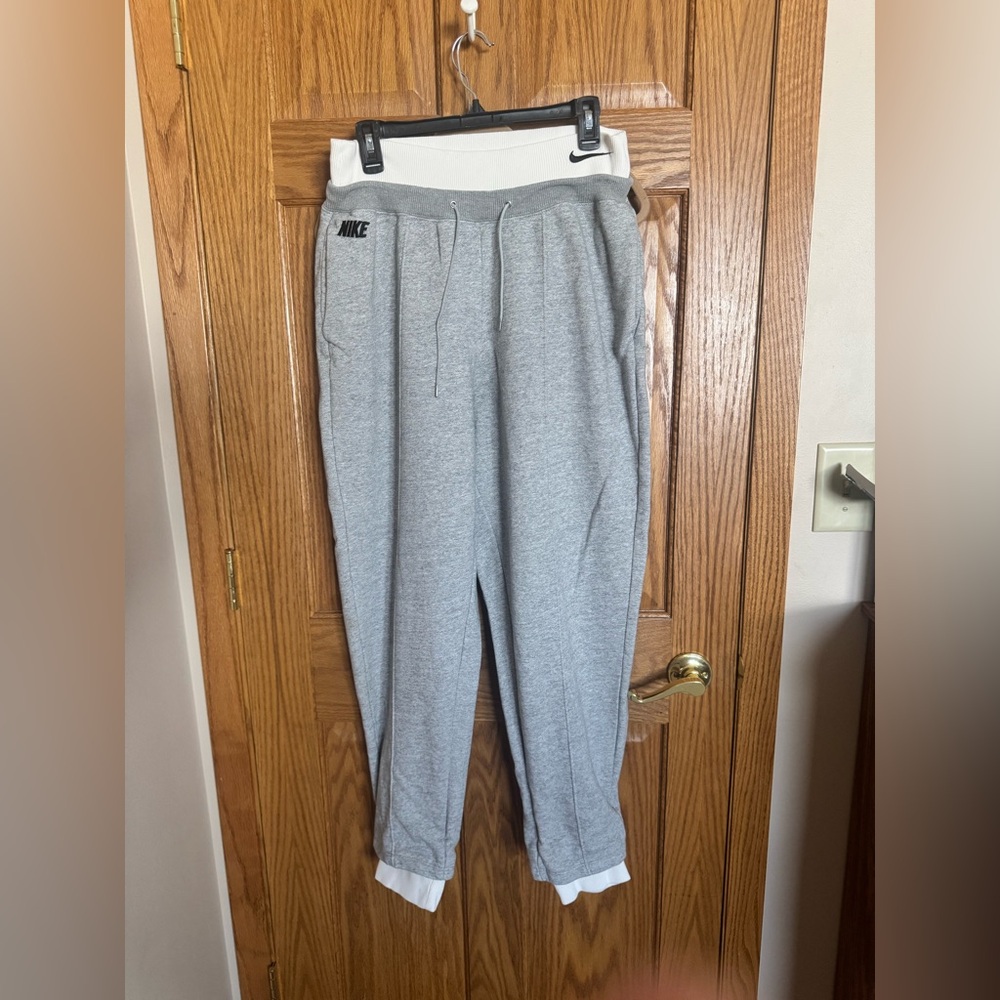 Nike Women’s Jogger Sweatpants - Large - Picture 2 of 4